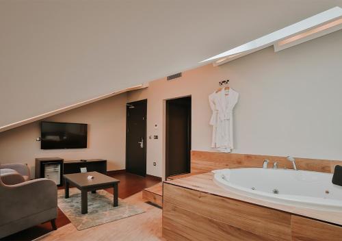 TV a/nebo společenská místnost v ubytování Peerless Villas Hotel