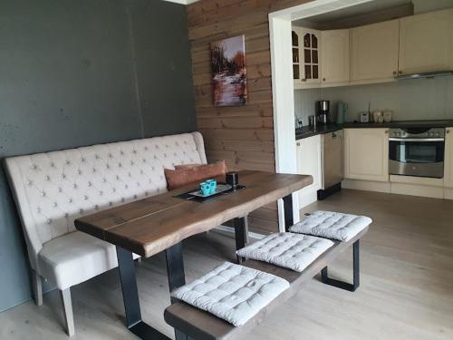 una mesa y un banco en una cocina con sofá en Molden 1 - med Jacuzzi!, en Luster