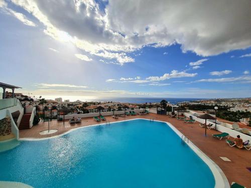 una gran piscina en la parte superior de un hotel en Bungalow Sunset with fantastic ocean views, en Adeje