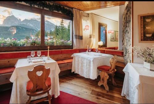 Nespecifikovaný výhled na hory nebo výhled na hory při pohledu z hotelu
