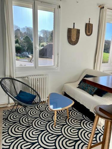 - un salon avec un canapé et des chaises sur tapis dans l'établissement Résidence Pleine mer, à Saint-Pierre-en-Port