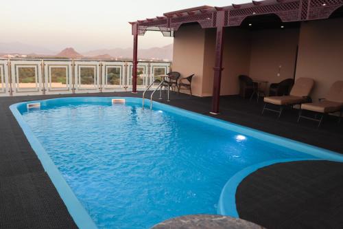 una gran piscina en la azotea de un edificio en Ewann Hotel Apartments en Nizwa