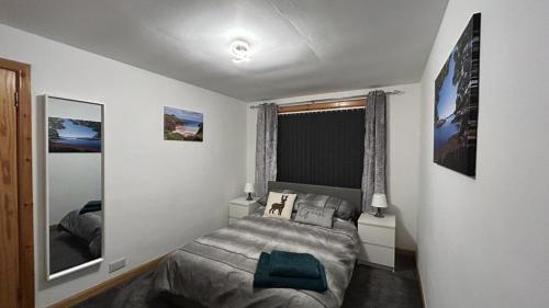 - une chambre avec un lit et une fenêtre dans l'établissement 36 Westview Terrace, à Stornoway