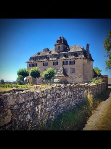 an old house on top of a stone wall at Chateau de Cours in Sénezergues