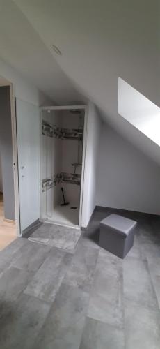 ein leeres Zimmer mit einer weißen Wand und einer Bank in der Unterkunft le Nid Douillet in Chènehutte-les-Tuffeaux