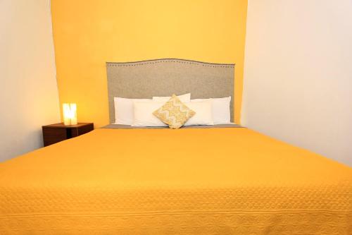 Postel nebo postele na pokoji v ubytování Hotel Universidad