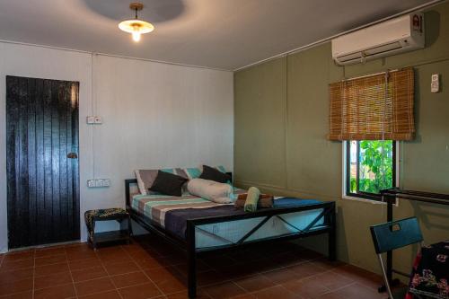 Habitación con sofá y mesa. en Tioman Cabana Bed & Breakfast, en Tioman Island