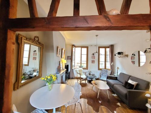 sala de estar con sofá y mesa en LE VALENTIN - Parking privé offert - Coeur Historique -La Clef de Honfleur, en Honfleur