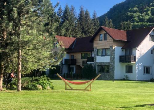 a hammock in a yard in front of a house at Garden Retreat in Bran