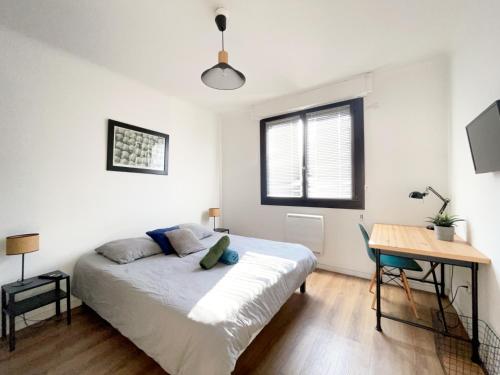 une chambre blanche avec un lit et un bureau dans l'établissement Superbe appartement, 3 chambres, gare St Charles, à Marseille