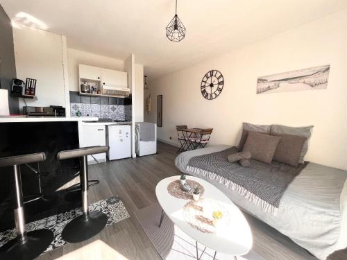 a living room with a couch and a piano at Charmant Studio in Talence