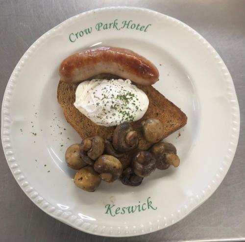 een bord eten met worst en champignons bij Berkeley House in Keswick