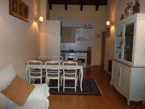 een keuken met een tafel en stoelen in een kamer bij La buhardilla de Mayte in Broto