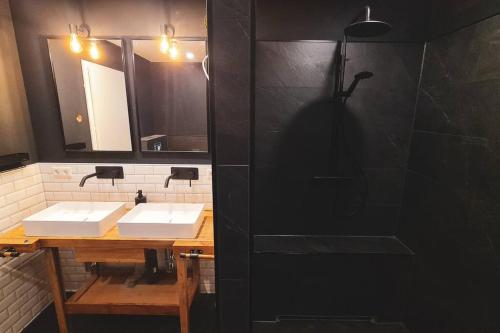 La salle de bains est pourvue de 2 lavabos et d'une douche. dans l'établissement Ferienhof Silbereis, à Deggenhausertal