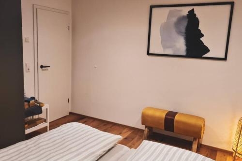 - une chambre avec 2 lits et une photo sur le mur dans l'établissement Ferienhof Silbereis, à Deggenhausertal