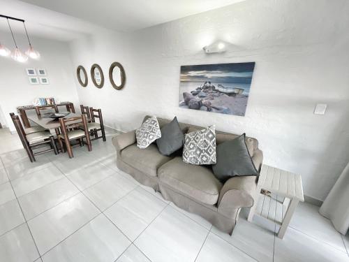 Posezení v ubytování Anchored Inn II - A Slice of Heaven in Beautiful Scottburgh