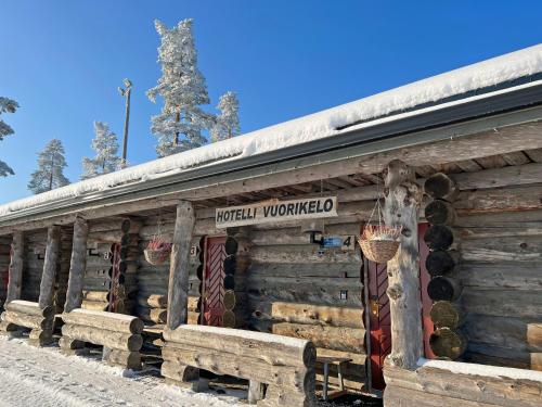 a log cabin with a sign that reads rural yorkshire at Hotelli Vuorikelo in Muurame