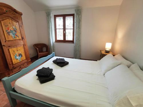 Katil atau katil-katil dalam bilik di 3 self-contained gites with pool and games room