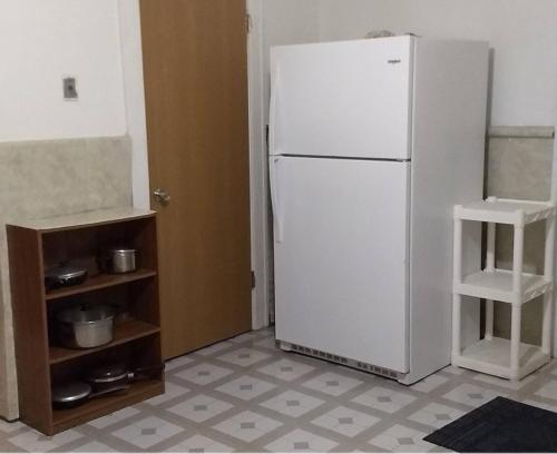 Η κουζίνα ή μικρή κουζίνα στο Non-Smokers Only Private Room 5 with Kitchen Best Price for 1 Long-Term Guest