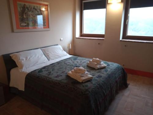 ブーチネにあるAppartamento Biricocoloのベッドルーム1室(ベッド1台、タオル2枚付)