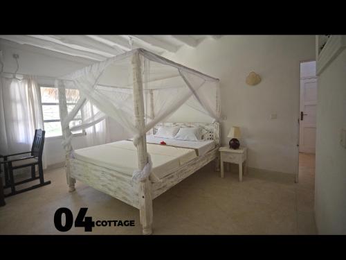Postel nebo postele na pokoji v ubytování 04 beach cottage malindi