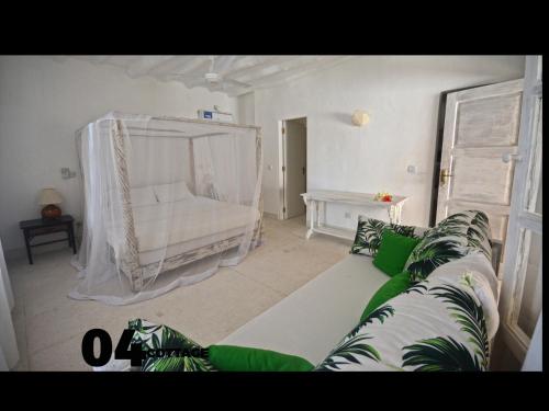 Postel nebo postele na pokoji v ubytování 04 beach cottage malindi
