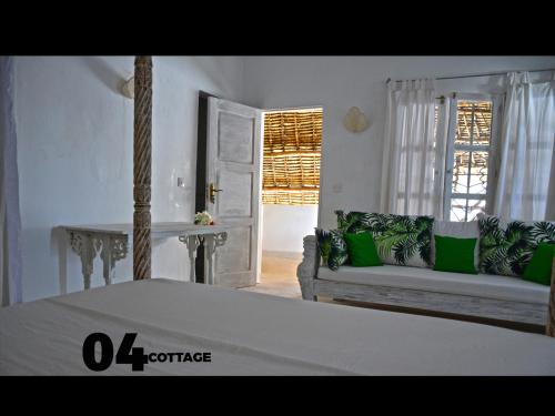 Postel nebo postele na pokoji v ubytování 04 beach cottage malindi