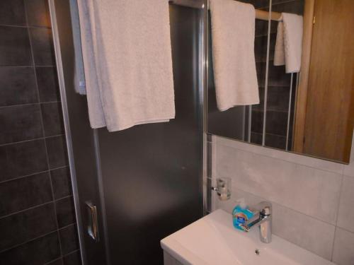 La salle de bains est pourvue d'un lavabo et d'une douche avec un miroir. dans l'établissement The Lake House, à Mikrolímni