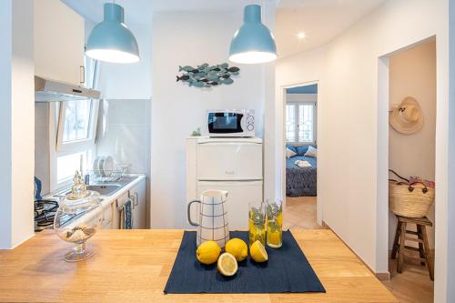 una cocina con una mesa con limones. en Nel verde a due passi dal mare en Lido di Spina