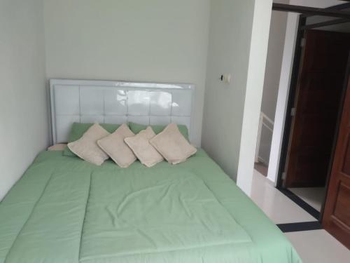 Postel nebo postele na pokoji v ubytování Adinda Syariah C-10 Bukit Gardenia Resort