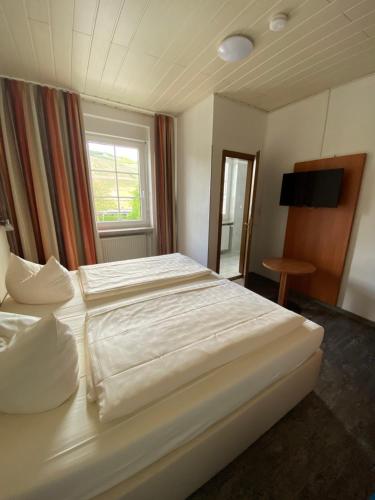 Postel nebo postele na pokoji v ubytování Hotel Krone