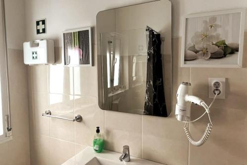 La salle de bains est pourvue d'un lavabo et d'un miroir. dans l'établissement Helena House, à Senhora da Hora