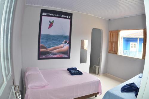 Tempat tidur dalam kamar di Suítes good trip Itacare sem estacionamento