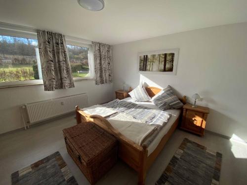 een slaapkamer met een bed en een raam bij Kleine Elbequelle in Wolfhagen
