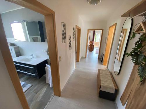 沃爾夫根的住宿－Kleine Elbequelle，走廊上的浴室设有水槽和镜子