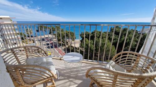 a balcony with chairs and a view of the ocean at MIMOSAS VISTAS in Miami Platja