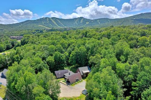 uma vista aérea de uma casa no meio de uma floresta em The Birch Ridge- European Room #8 - King Suite in Killington, Vermont, Hot Tub, home em Killington