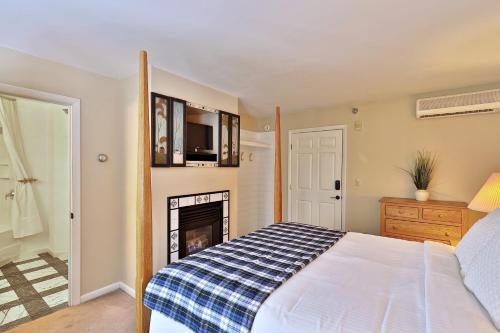 um quarto com uma cama e uma lareira em The Birch Ridge- Blue Velvet Room #10 - Queen Suite in Killington, Vermont, Hot Tub, Lounge, home em Killington