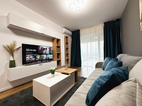 uma sala de estar com um sofá e uma televisão em AD Apartments em Cluj-Napoca