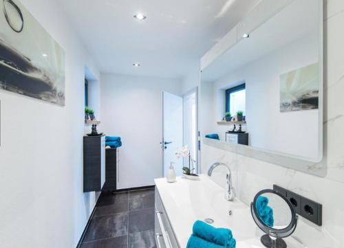 uma casa de banho branca com um lavatório e um espelho em Seelodge em Bayersoien