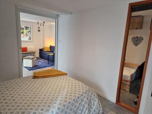 מיטה או מיטות בחדר ב-Le petit appart de Pomme