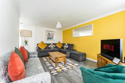 a living room with a couch and a tv at AMAZING CONTRACTOR HOUSE 3 bedroom warm modern house free secure off road parking, wifi & sky sleep upto 8 guest s in Aintree