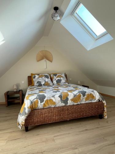 sypialnia z łóżkiem na poddaszu w obiekcie Gîte Au bord du Halage w mieście Pont-Rémy