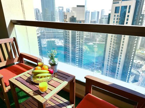 einen Tisch mit einer Obstschale auf dem Balkon in der Unterkunft Luxury Casa - Indigo Sea View Apartment JBR Beach 2BR in Dubai
