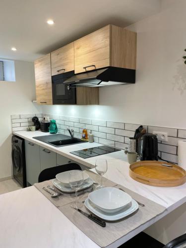 Kuchnia lub aneks kuchenny w obiekcie Grand studio Hyper centre WIFI