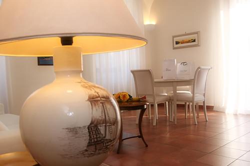 un jarrón grande en una sala de estar con mesa en Palazzo Iaquinto en Santa Maria di Castellabate
