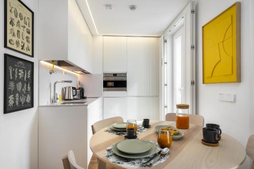WHome Urban Retreat: Downtown Luxury, Parking, AC & Elevator