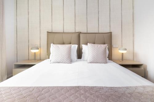 WHome Urban Retreat: Downtown Luxury, Parking, AC & Elevator