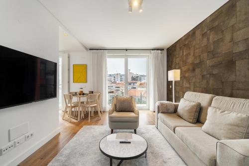 WHome Urban Retreat: Downtown Luxury, Parking, AC & Elevator