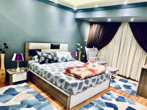 1 dormitorio con cama y pared azul en 17 ميدان اسوان, en El Cairo